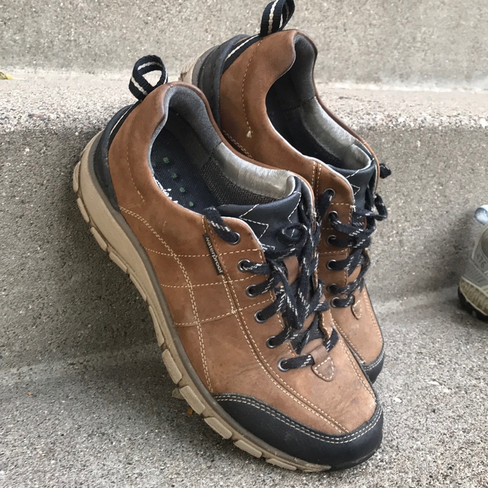 Clark’s women’s brown leather waterproof shoes/7.5